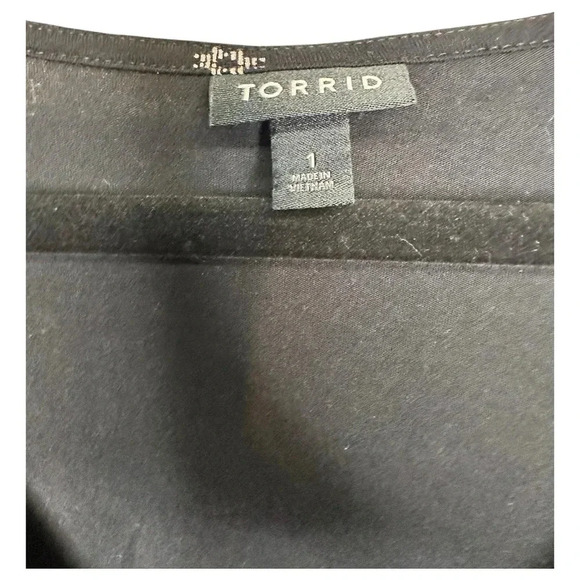 Torrid Top Womens 1X Short Flutter Sleeve V-Neck Peplum Black All Over Print - Picture 3 of 5